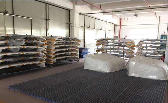 Προσαρμοσμένο ελαφρύ FRP σώμα κελύφους σχεδιασμένο για εσωτερικούς χώρους προσφέροντας ελαφριά αντοχή και επιλογές προσαρμογής χρώματος